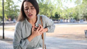 Heart Attack Risk: Women's Symptoms Mistaken for Menopause - Are You at Risk?