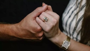 Taylor Swift and Travis Kelce's Engagement Sparks Real Estate Speculation: Decoding Their Potential Marital Home
Hoặc (tùy chọn):
Engaged! Taylor Swift and Travis Kelce's House Hunt: Where Will the Power Couple Settle Down?