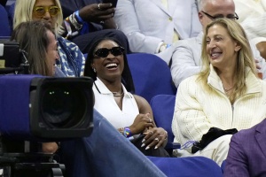 US Open Day 5: Gauff's Tears, Biles' Inspiration, and the Townsend-Ostapenko Feud Dominates Headlines
Hoặc (Một lựa chọn khác):
US Open Day 5: Gauff Overcomes Nerves, Biles Offers Support, and Townsend-Ostapenko Controversy Intensifies
