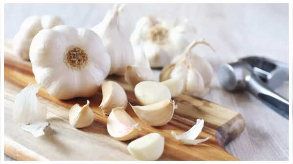 Pile of fresh garlic cloves