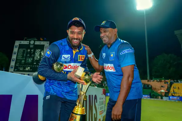Mendis discusses strategy with coaches before his match-winning innings.