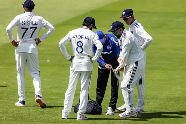 Rishabh Pant grimacing after injuring his finger on Day 1.