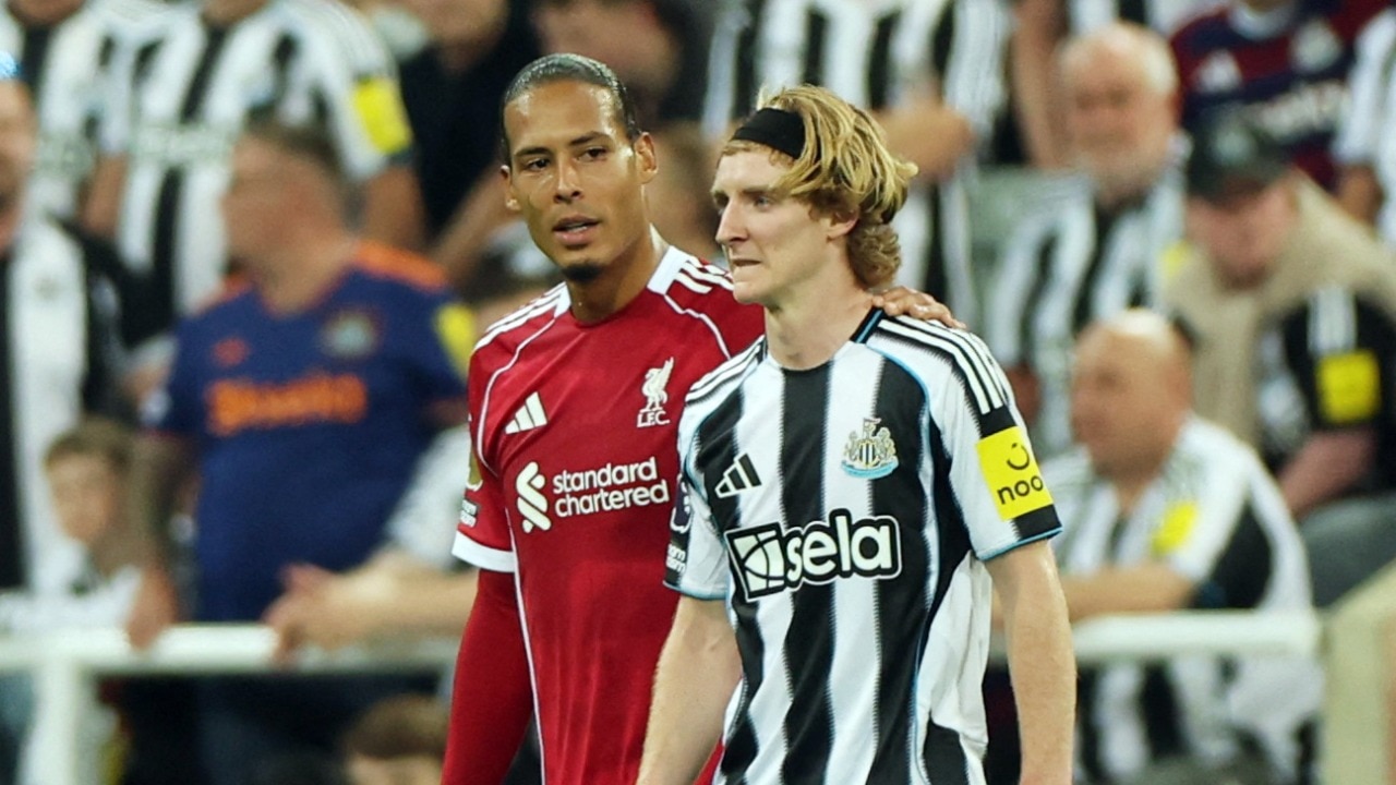 Anthony Gordon, Virgil Van Djik. (Image: Reuters) Anthony Gordon, Virgil Van Djik