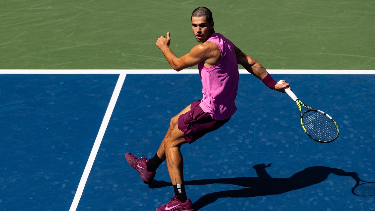 Carlos Alcaraz plays a trick shot in the US Open. (Reuters Photo) Carlos Alcaraz